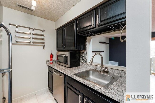 Building Photo - 2114 Ravens Crest Dr