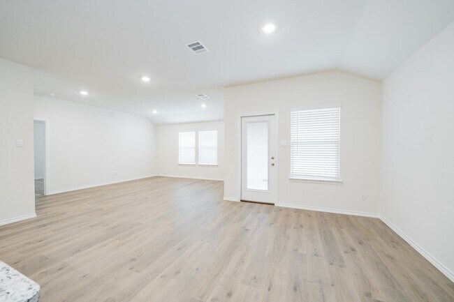 Building Photo - 2147 Thornton Dr