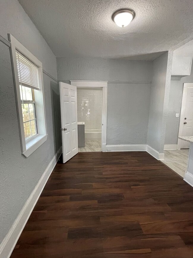 Building Photo - Renovated 3 bed 1 bath!