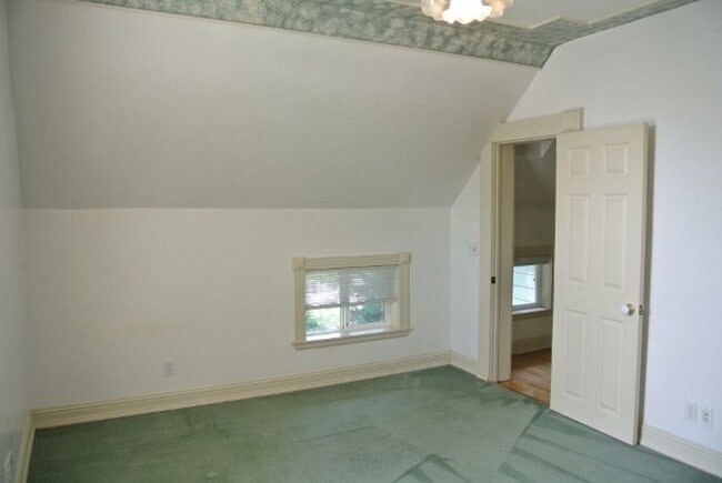 Building Photo - Bright and Spacious Second Story One-Bedroom Apartment in Prime Location!