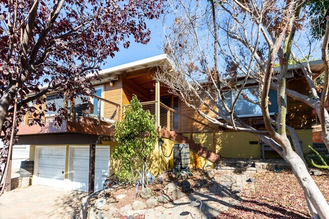 Building Photo - Beautiful Four bedroom, Two bathroom house...