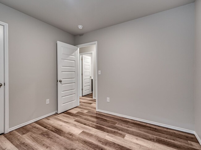 Building Photo - Home Close to Surrey Hills + 3 bedrooms
