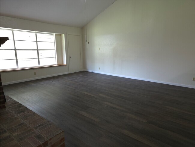 Building Photo - 4860 Kentington Dr