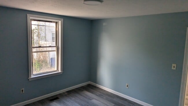 Building Photo - 716 Main St