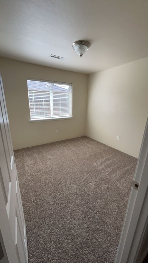 Building Photo - 3 Bedroom 2 Bath Home