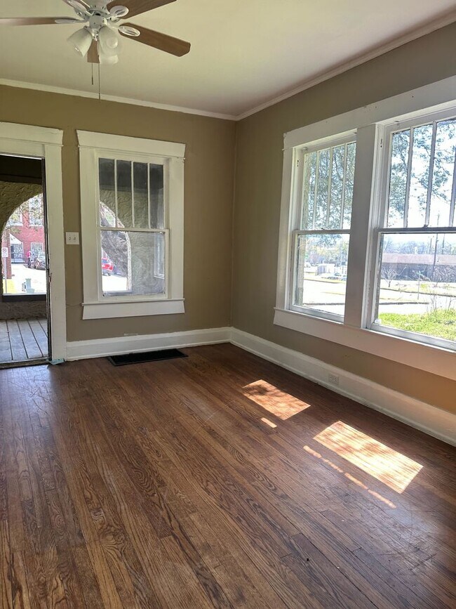 Building Photo - Charming 2-Bedroom Brick Home with Classic Features
