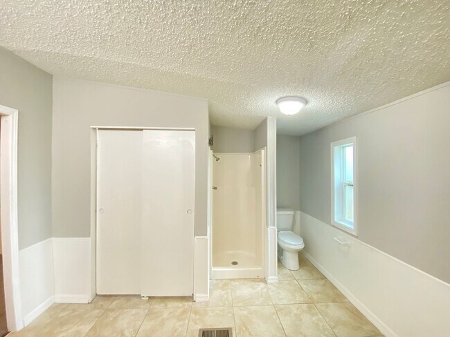 Building Photo - Charming 3-Bedroom, 2-Bath Home with Fenced Yard !