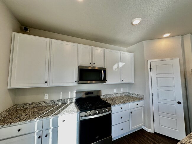 Building Photo - "Experience Spacious Living: 5-Bed, 3-Bath Home in Elizabeth!"