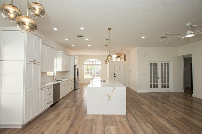 Building Photo - 10881 La Salinas Cir