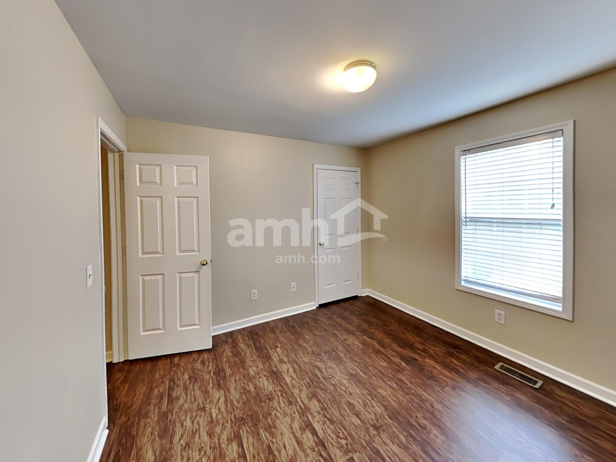 Building Photo - 2058 Queensbury Dr