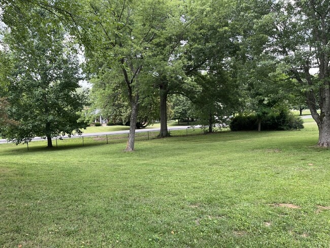 Building Photo - 810 Davis Dr