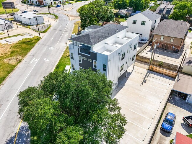 Building Photo - 2400 Benbrook Dr