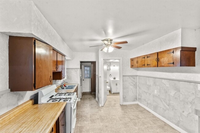 Building Photo - 60 Mary St