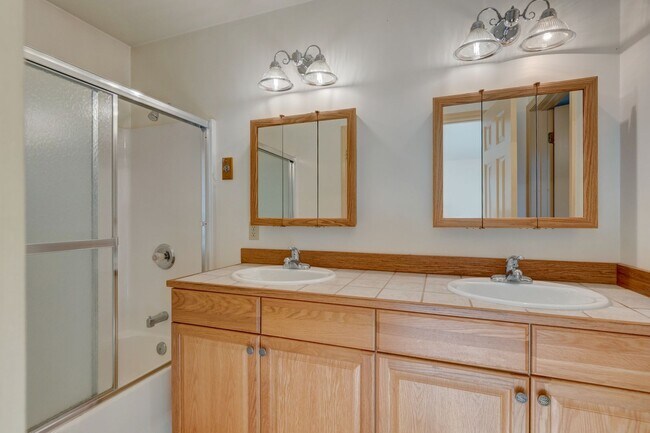 Building Photo - 2 bedroom and 2.5 Bath - Admirals Cove Home