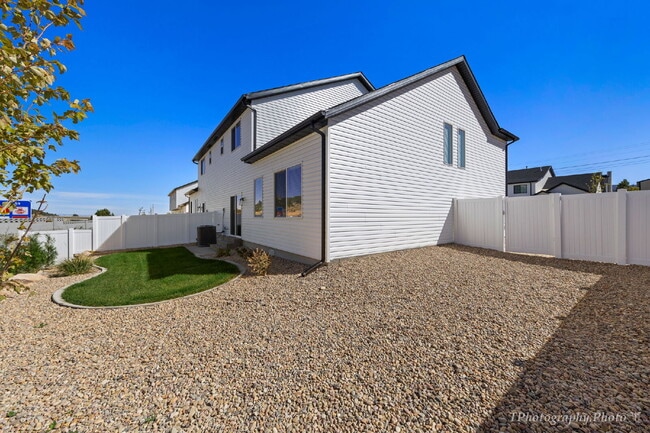 Building Photo - Females Only - Private Room in a brand new partially furnished townhome in Cedar City