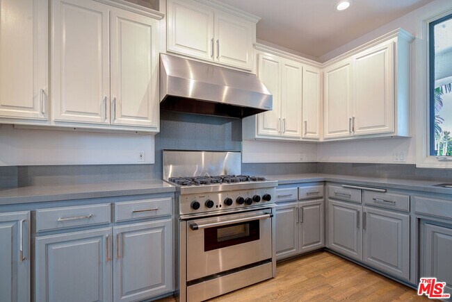 Building Photo - 858 N W Knoll Dr