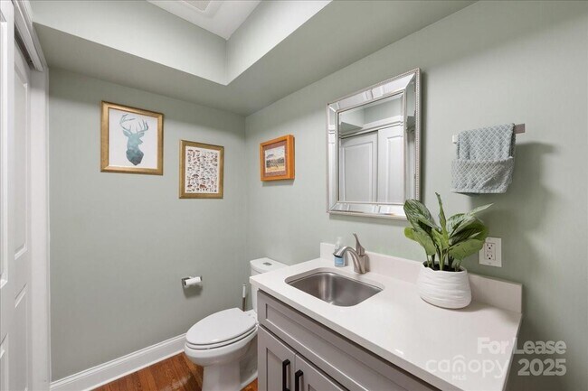 Building Photo - 5712 Oak Dr