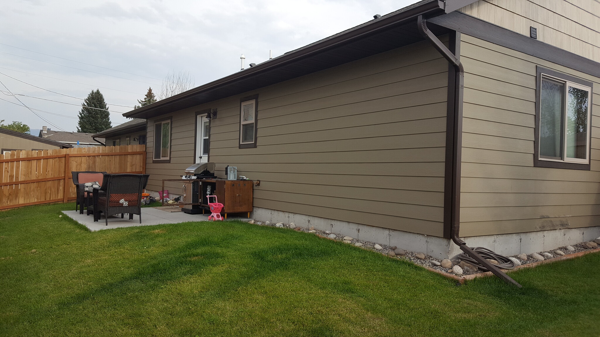 Unit B Back Yard (Unfurnished) - 91 E Rosebud Ave