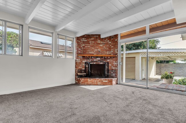 Building Photo - 6120 E Walton St