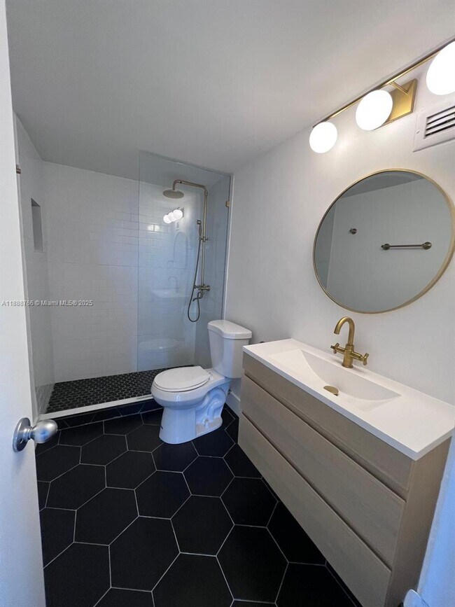 Building Photo - 9800 W Bay Harbor Dr