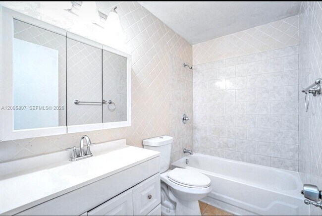 Building Photo - 4259 Royal Banyan Way