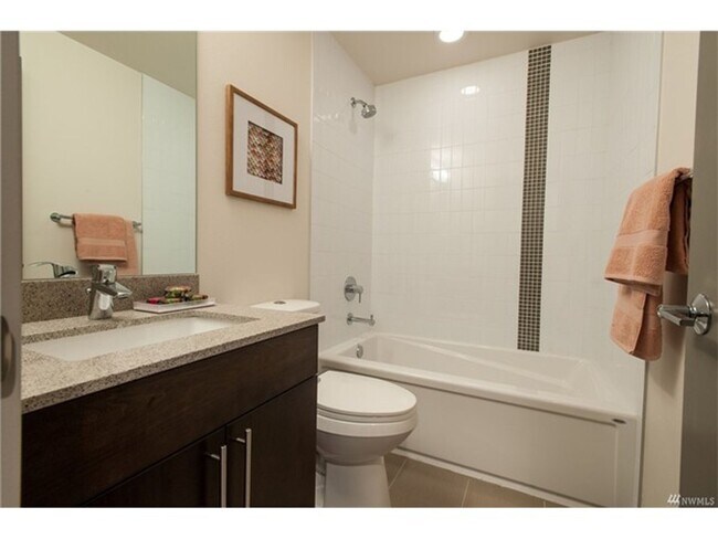 Building Photo - 3Bd/2.5Ba Seattle Townhome