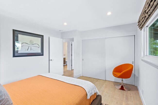 Building Photo - Stylish Condo in Desirable Alta Heights Neighborhood