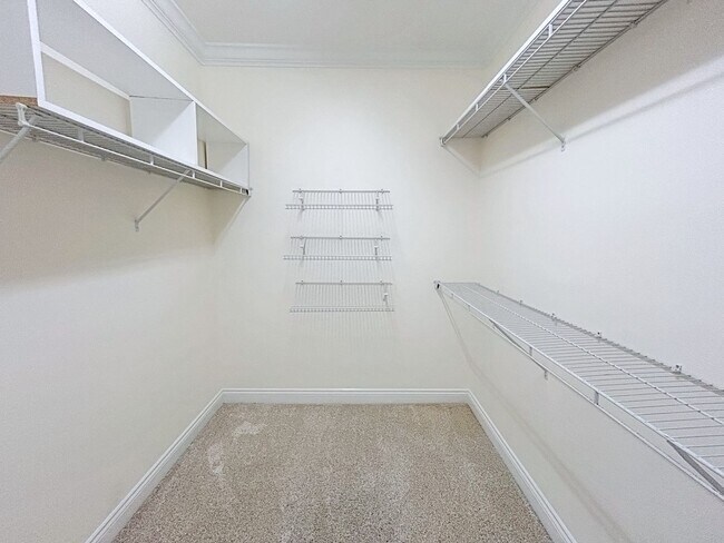 Building Photo - 3 Bedroom Townhouse in Gated Community off...