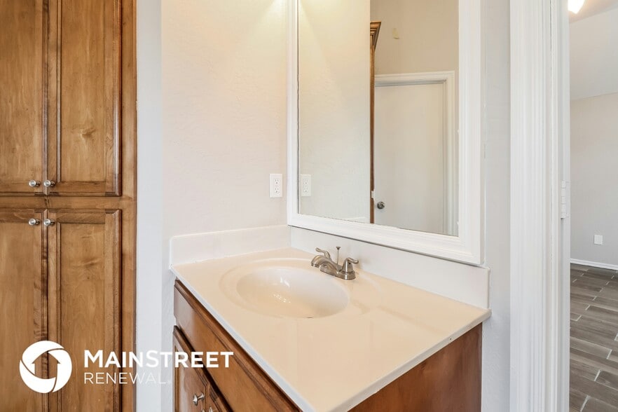 Building Photo - 1125 Oak Creek Dr