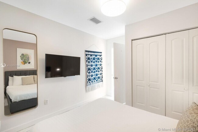 Building Photo - 5943 Biscayne Blvd