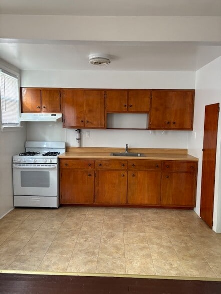 Kitchen - 485 Valley St