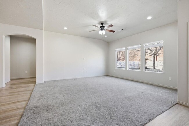 Building Photo - Beautiful Hobble Creek 4 Bed/2 Ba NEW FLOORS & PAINT