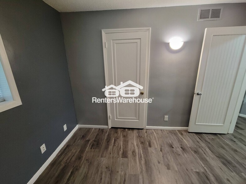 Building Photo - 9375 Country Dr
