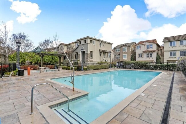 Building Photo - Beautiful 3-Bedroom Townhome in Private Ga...