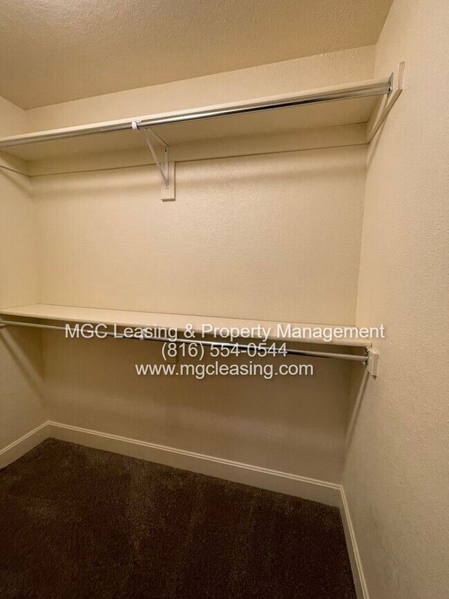 Building Photo - EAGLE CREEK LUXURY TOWNHOME