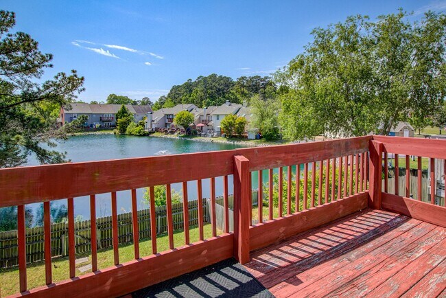 Building Photo - 4 Bedroom, 3 Bath, End Unit Townhome in Ce...