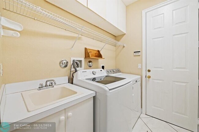 Building Photo - 11515 NW 75th Manor