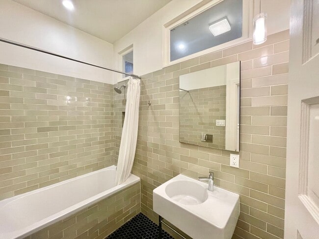 Building Photo - Mission Dolores Park Modern 2BR/1BA Deligh...