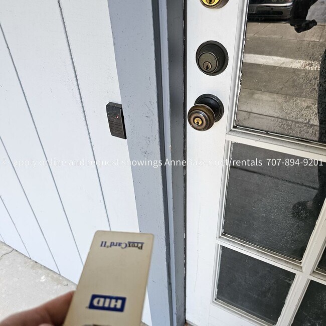 Building Photo - Exquisitely Updated Condo - Must See