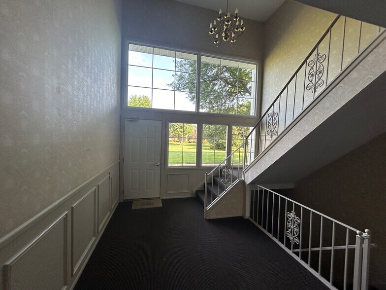 Building Photo - 683 E Fox Hills Dr