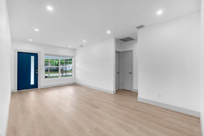 Building Photo - 570 SW 45th Ave