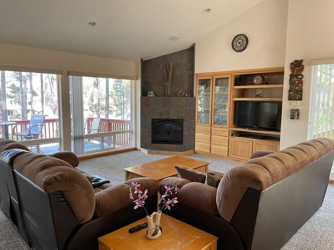 Building Photo - Beautiful 2 bedroom home with expansive li...