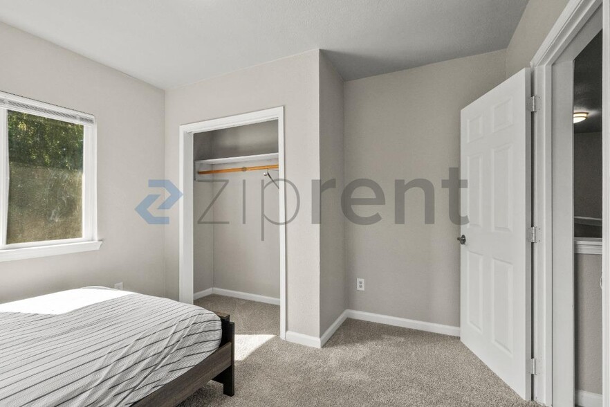 Building Photo - Unit B
