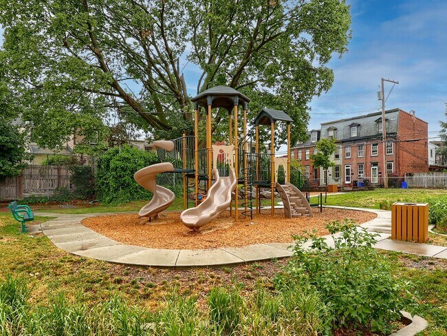 Building Photo - Quaint Home in Heart of Midtown