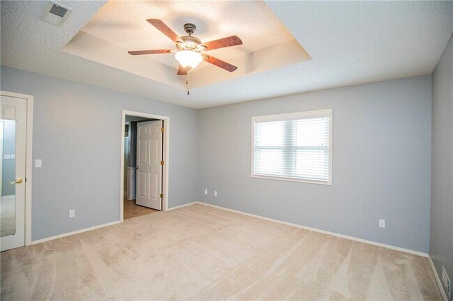 Building Photo - 2 Newburgh Dr