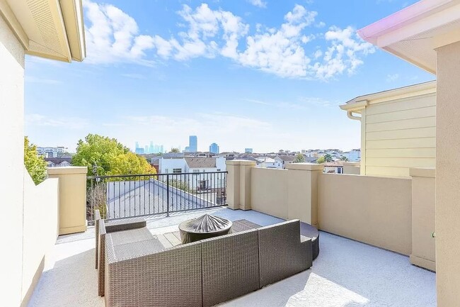 Primary Photo - 5309 Blossom St