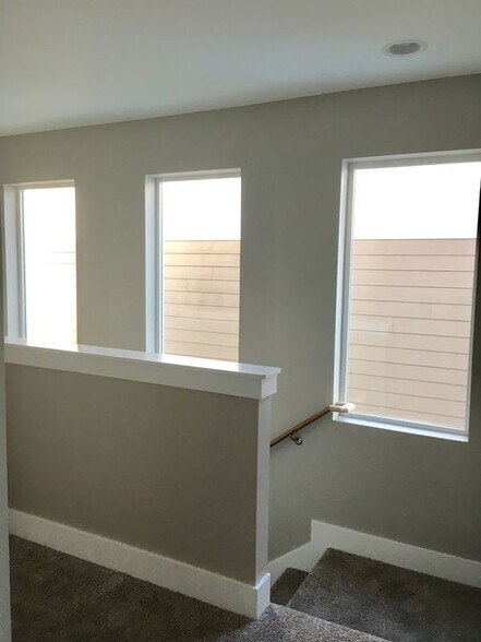 Building Photo - 926 Rosa Way