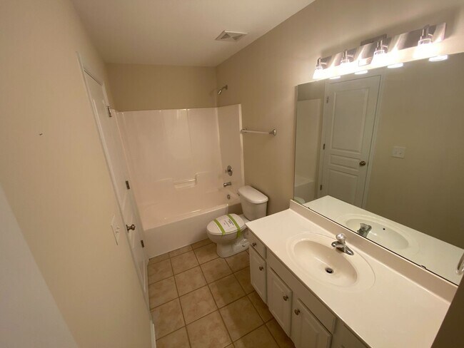 Building Photo - Move-in Ready 3 bed, 2.5 bath home located...