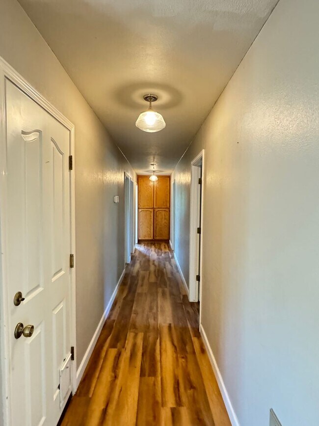 Building Photo - 3 Bedroom 2 Bath Home with Bonus Room larg...