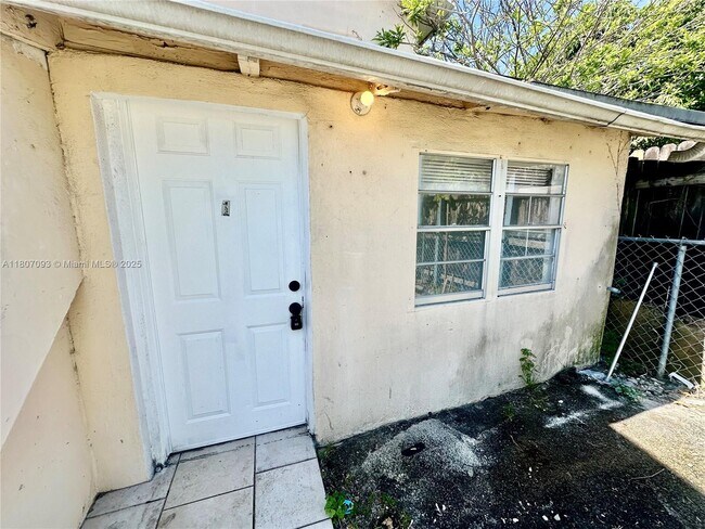 Building Photo - 2306 NW Flagler Terrace